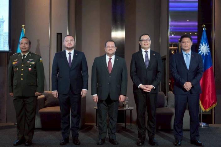 圖說一：外交部政務次長陳明祺（右二）及瓜國駐台大使艾特維（Luis Raúl Estévez López，中）慶祝瓜地馬拉獨立204週年紀念酒會。
