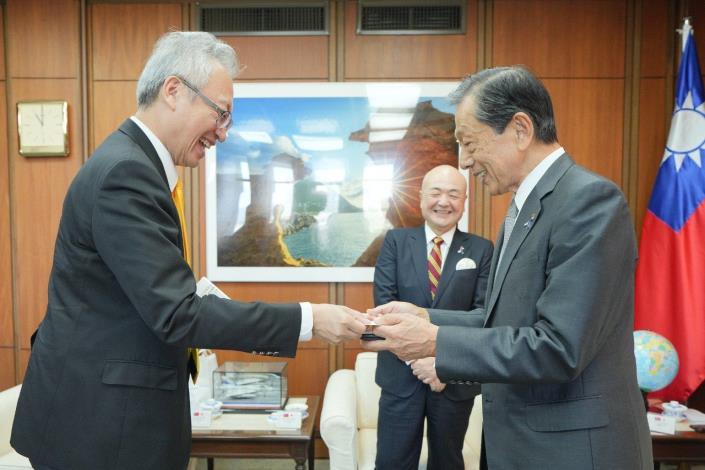 圖說一：外交部政務次長吳志中（左）歡迎日本台灣交流協會隅修三會長（右）來訪。