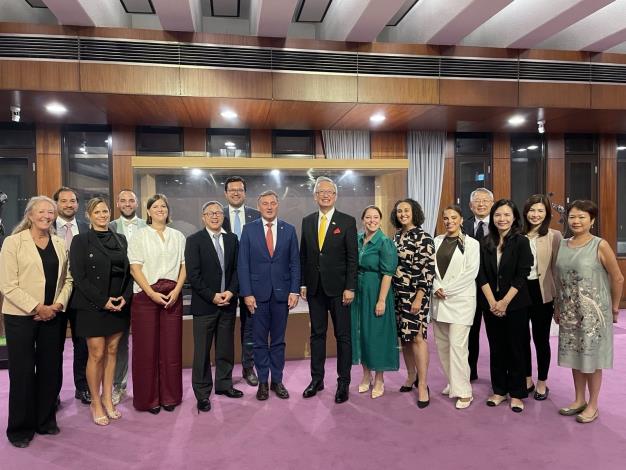 圖三：外交部政務次長吳志中（右八）與佛拉蒙大區議會議員團及我國新任駐歐盟兼駐比利時大使謝志偉（左六）合影。