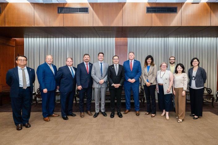 圖說：外交部政務次長陳明祺（左六）與美國東南地區州議會領袖訪問團成員合影。