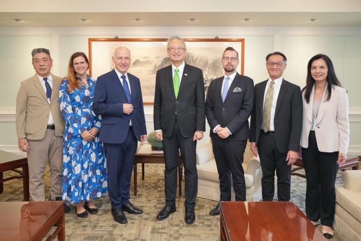 圖說二：外交部政務次長吳志中（中）與捷克參議院外交委員會主席費雪（Pavel Fischer，左三）等貴賓合影。