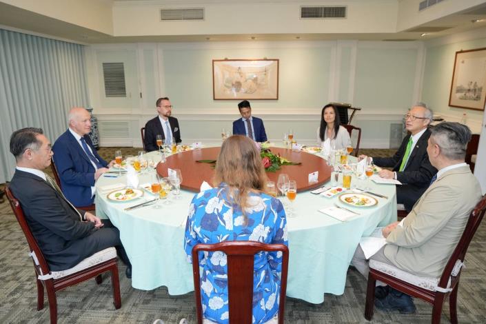 圖說一：外交部政務次長吳志中款宴捷克參議院外交委員會主席費雪（Pavel Fischer）。