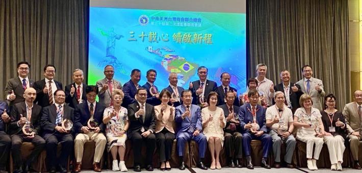 圖說二：外交部政務次長陳明祺（前排左五）與中南美洲台灣商會聯合總會歷任總會長及代表領獎人與出席貴賓合影。