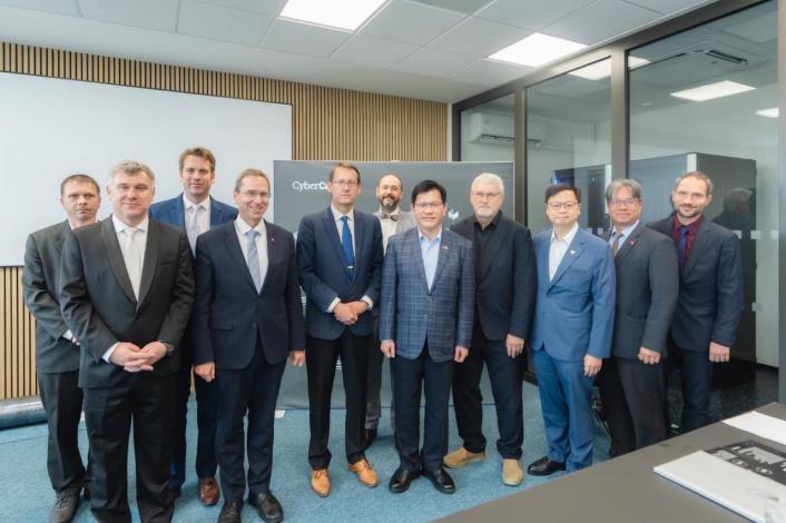 圖說一：外交部長林佳龍（右五）參訪台捷韌性計畫下的「先進晶片設計暨研究中心」（ACDRC），並與ACDRC計畫主持人Radek Holý教授（左五）及團隊合影。