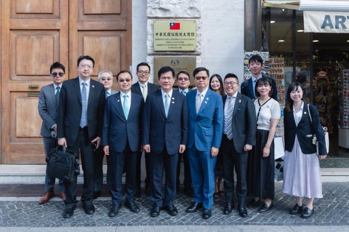 圖說六：外交部長林佳龍視察駐教廷大使館，勉勵駐館同仁持續深化台梵邦誼。