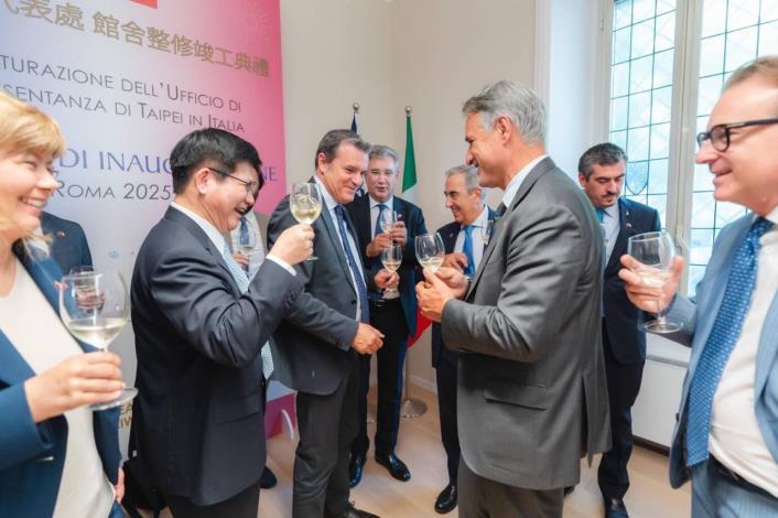 圖說五：外交部長林佳龍（左二）於駐義大利代表處自有館舍整修竣工典禮，與義大利參議院副議長錢益友（Gian Marco Centinaio，左三）等政要寒暄交流。