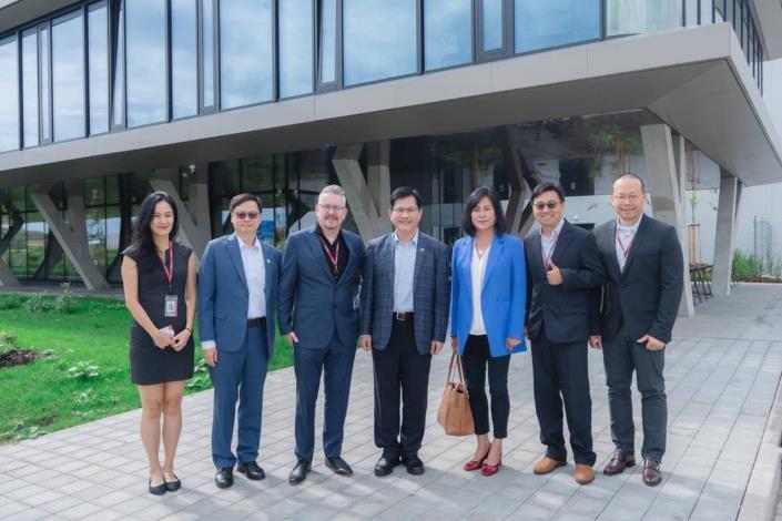 圖說二：外交部長林佳龍參訪英業達捷克廠。