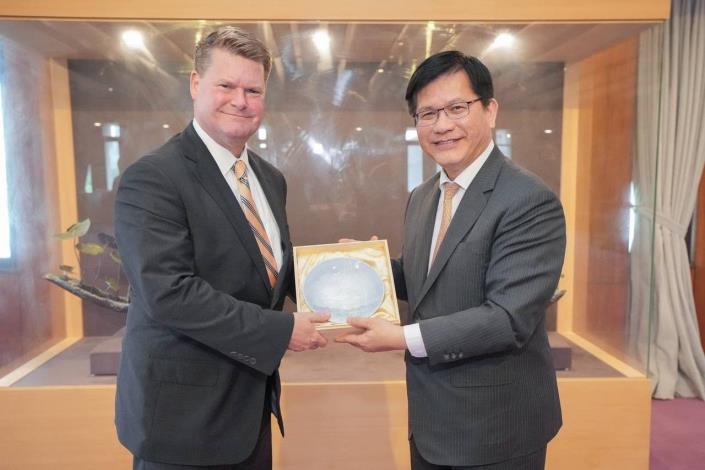 圖說二：外交部長林佳龍致贈「印太安全研究所」（Institute for Indo-Pacific Security, IIPS）主席薛瑞福（Randall G. Schriver）禮品。