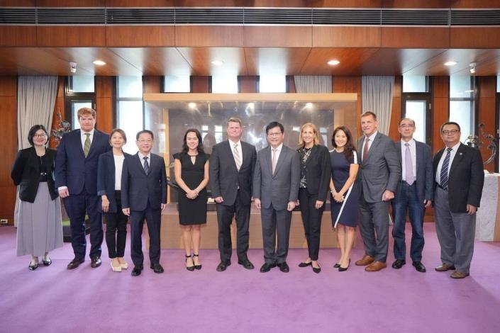 圖說三：外交部長林佳龍與「印太安全研究所」（Institute for Indo-Pacific Security, IIPS）訪問團成員及與宴貴賓合照。