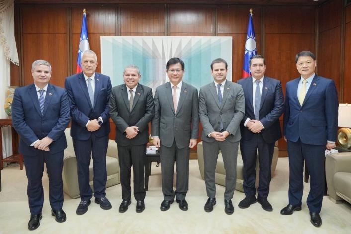 圖說一：外交部長林佳龍（中）與哥倫比亞參議員培瑞茲（José Luis Pérez，左三）及訪團成員合影。