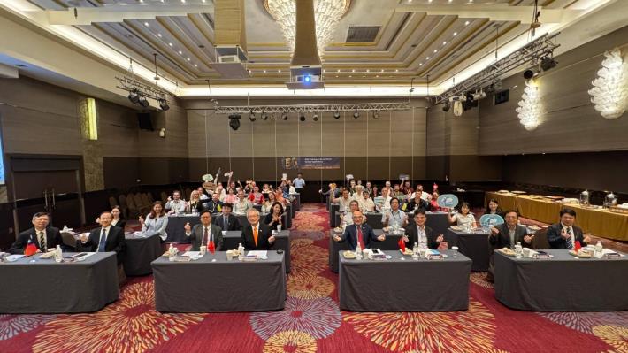 圖說二：外交部政務次長吳志中（前排左四）、財團法人國際合作發展基金會副秘書長李志宏（前排左二）、中華電信網路分公司總經理賈仲雍（前排右四）與烏克蘭及科索沃籍學員合影。