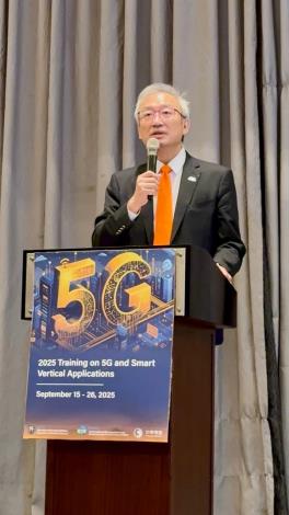 圖說一：外交部政務次長吳志中出席「5G與智慧應用技職班」結訓典禮並致詞。