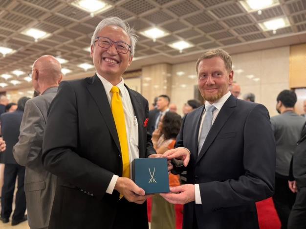 圖說三：德國薩克森邦邦長克里契麥（Michael Kretschmer）與外交部政務次長吳志中合影。