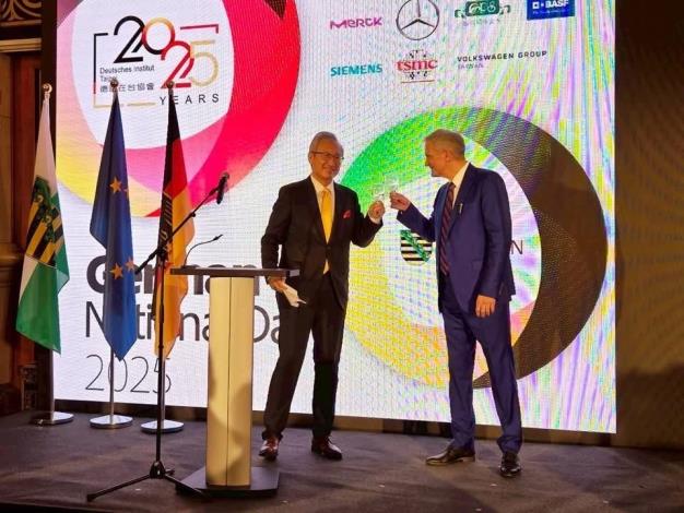 圖說二：外交部政務次長吳志中與德國在台協會代表狄嘉信（Karsten Tietz）舉杯祝賀。