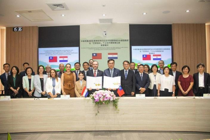 圖說二：外交部與環境部攜手合作完成在『巴黎協定』下之合作瞭解備忘錄」（碳權合作備忘錄），外交部與環境部碳權工作小組、台灣及巴國企業代表均出席觀禮。