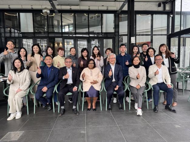 圖說二：我國駐史瓦帝尼王國公使崔靜麟（前右三）代表梁洪昇大使陪同觀光踩線團與史瓦帝尼觀光暨環境部長姆孔坦（Jane Mkhonta-Simelane，前右四）早餐敘，就台史推動觀光合作交流交換意見。