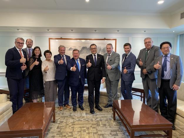 圖說三：外交部政務次長陳明祺（右五）與奧地利跨黨派國會議員訪問團合影。