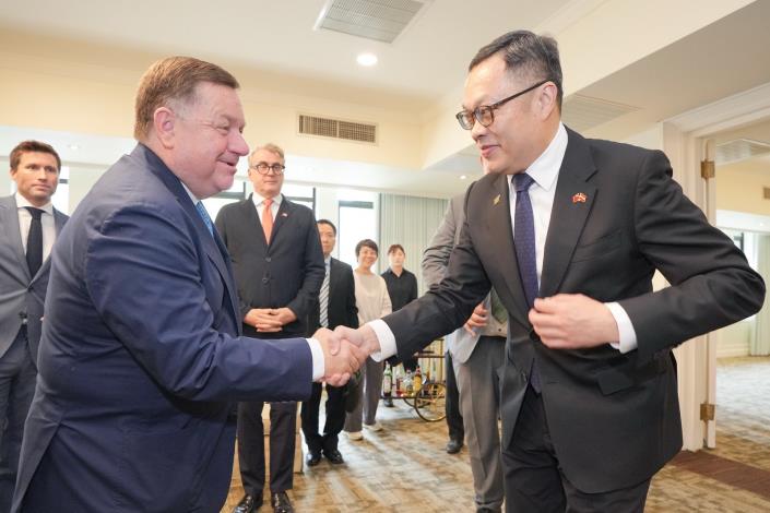 圖說一：外交部政務次長陳明祺（右）歡迎奧地利友台協會主席艾蒙（Werner Amon，左）。