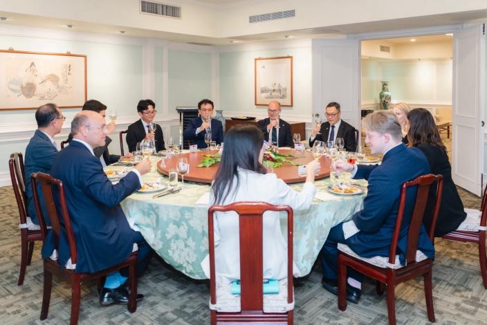 圖說三：外交部政務次長陳明祺晚宴歡迎英國保守黨影子商貿大臣葛里菲斯（Andrew Griffith）下議員訪問團。
