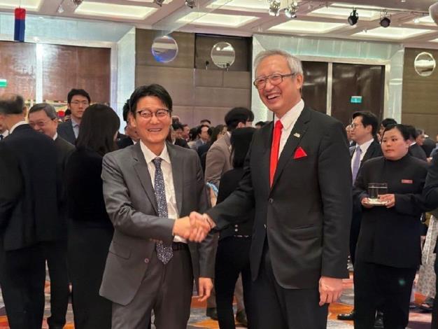 圖說一：外交部政務次長吳志中（右一）與駐台北韓國代表部代理代表高尚郁（Koh Sangwook，左一）握手致意。