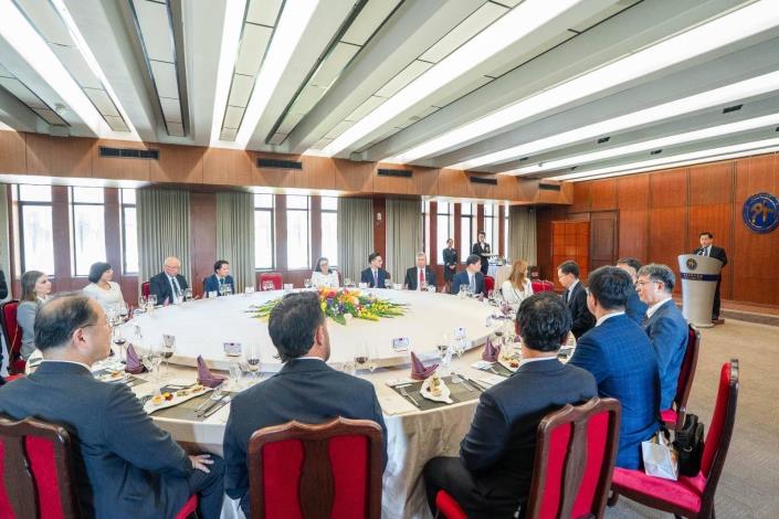 圖說四：外交部常務次長葛葆萱款宴歡迎中美洲銀行（CABEI）總裁桑琪蕬（Gisela Sánchez）訪團乙行。