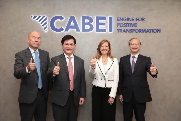 圖說二：外交部長林佳龍（左二）與中美洲銀行（CABEI）總裁桑琪蕬（Gisela Sánchez，右二）、財政部政務次長阮清華（右一）及中央銀行林參事吉甫（左一）共同揭牌。