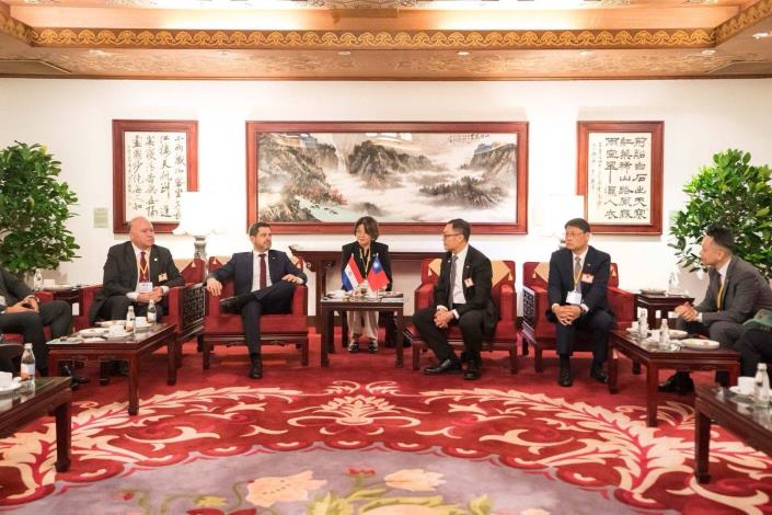 圖說：外交部政務次長陳明祺（右三）代表我國政府歡迎巴拉圭眾議院議長拉多雷（Raúl Luis Latorre Martínez，左二）率團訪台。