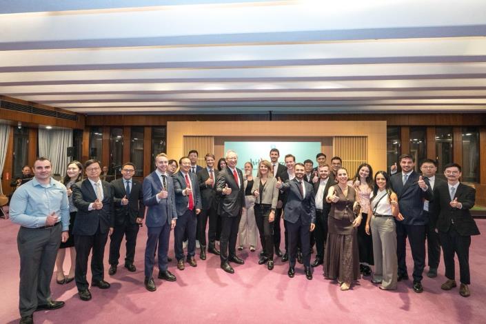 圖三：外交部政務次長吳志中與訪團成員及與會來賓合影。