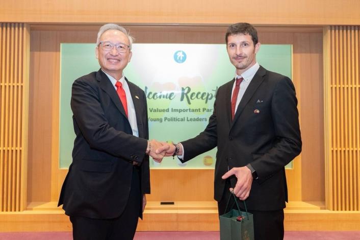 圖二：外交部政務次長吳志中贈禮予訪團團長義大利蘇特里（Sutri）市長艾墨禮（Matteo Amori）（右）。