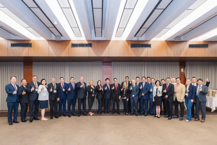 圖說二：外交部長林佳龍、拉多雷（Dr. Raúl Luis Latorre Martínez）眾議長與訪團成員以及與宴貴賓合影。