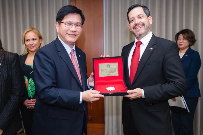 圖說一：外交部長林佳龍（左）接受拉多雷（Dr. Raúl Luis Latorre Martínez，右）眾議長致贈巴國國花百香果花（Mburu­cuyá）造型的細絲工藝品，象徵台巴兩國人民緊密連結。