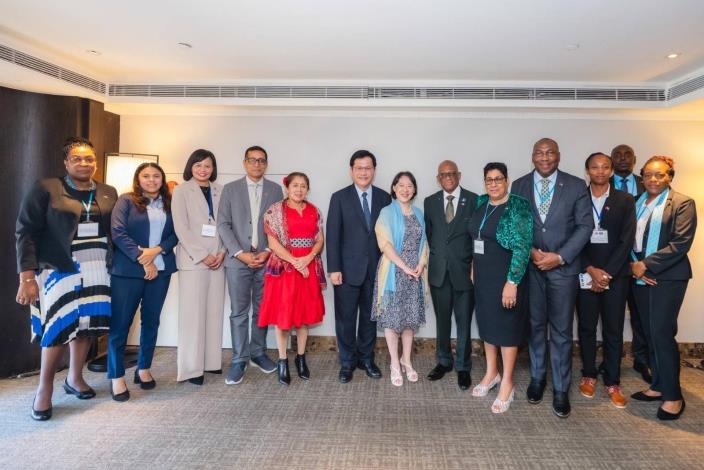 圖說三：外交部長林佳龍（左六）伉儷設宴款待貝里斯總督察芙拉（左五）暨夫婿及聖露西亞總督查爾斯（右六）伉儷與訪團成員。