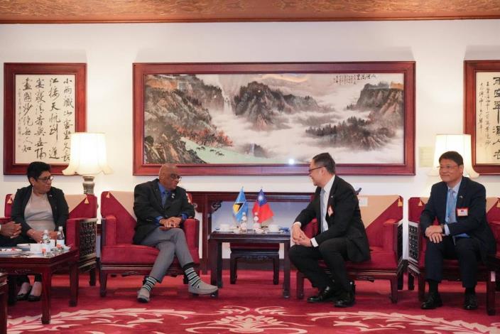 圖說二：外交部政務次長陳明祺（右二）歡迎聖露西亞總督查爾斯（H.E. Sir Cyril Errol Melchiades Charles GCSL, GCMG，左二）伉儷訪台。