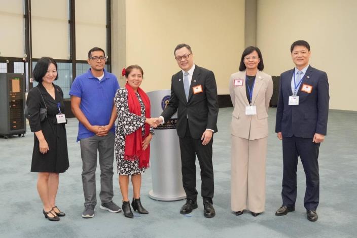 圖說一：外交部政務次長陳明祺（右三）歡迎貝里斯總督察芙拉（H.E. Dame Froyla Tzalam，左三）暨夫婿訪台。