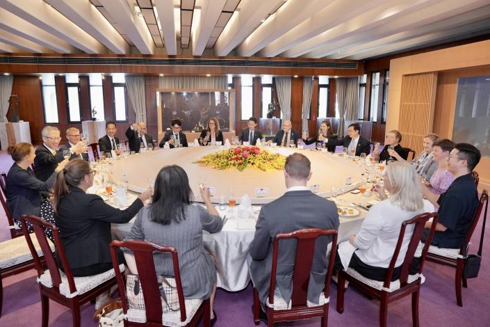 圖說一：外交部政務次長吳志中午宴「台瑞典國會議員協會」跨黨派訪問團。