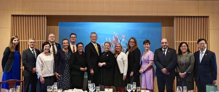 圖說二：外交部政務次長吳志中與「台瑞典國會議員協會」跨黨派訪問團合影。