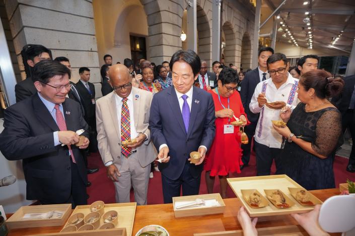 圖說一：外交部長林佳龍陪同賴清德總統與貝里斯總督察芙拉閣下（H.E. Dame Froyla Tzalam）暨夫婿及聖露西亞總督查爾斯閣下（H.E. Sir Cyril Errol Melchiades Charles）伉儷品嘗「雙月食品社」招牌雞湯、乾麵及油飯。