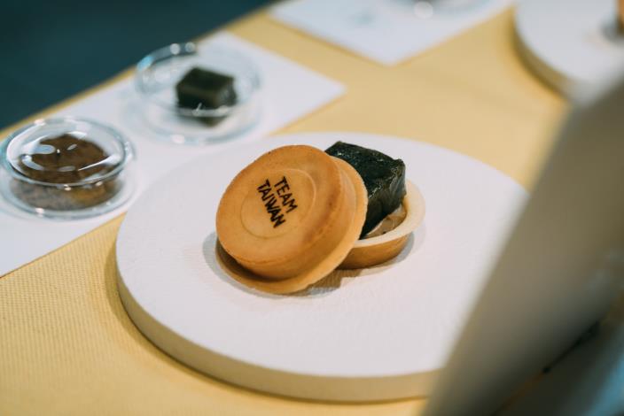 圖說四：「小鵲sing紅豆餅」現場製作印有「TEAM TAIWAN」字樣的東方美人茶艾草粄口味紅豆餅。