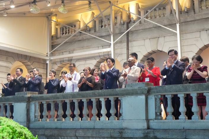 圖說三：賴清德總統邀請貝里斯總督察芙拉閣下（H.E. Dame Froyla Tzalam）暨夫婿、聖露西亞總督查爾斯閣下（H.E. Sir Cyril Errol Melchiades Charles）伉儷及與會貴賓一同觀賞2025年國慶酒會主表演「無限∞臺灣」。