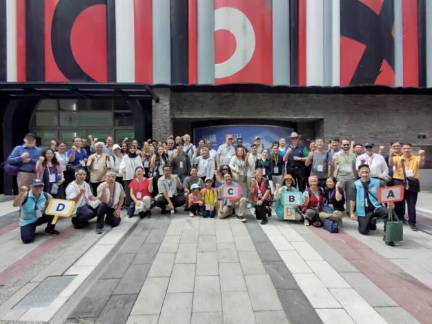 圖說五：受獎學人及學生赴烏來參訪，實際瞭解原住民族生態及見識部落活力。