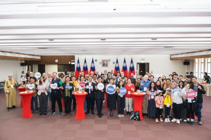 圖說三：外交部長林佳龍、原住民族委員會綜合規劃處處長雅柏甦詠．博伊哲努（Yapasuyongu．Poiconu）、國家圖書館館長王涵青、與會受獎學人及學生合影。