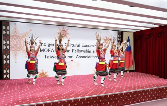 圖說四：太巴塱天藝文化藝術團開場舞蹈表演。