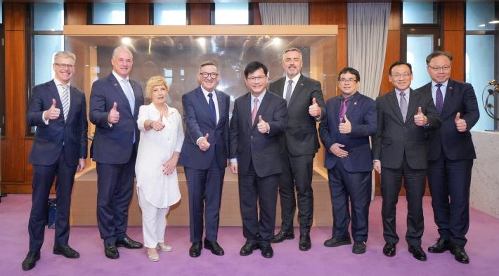圖說二：外交部長林佳龍（右五）與澳洲國會議員團眾議員喬傑納斯（Steve Georganas，左四）、眾議員契斯特（Darren Chester，右四）及參議員寇貝克（Richard Colbeck，左二）合影。