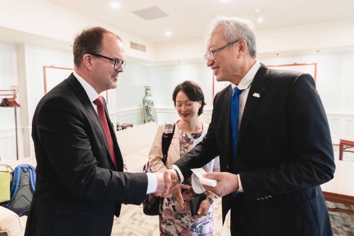 圖說一：外交部政務次長吳志中歡迎巴伐利亞邦邦議會副議長林德斯巴何（Markus Rinderspacher）。