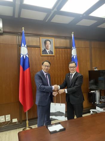 圖說二：外交部政務次長陳明祺（右）致贈「世總」總會長熊強生（左）禮品並合影。