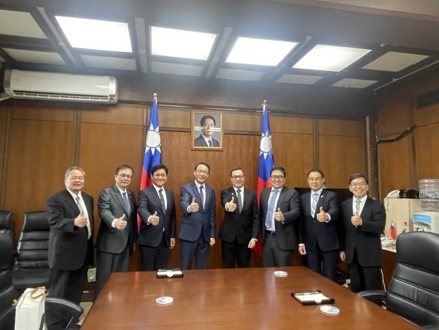 圖說三：外交部政務次長陳明祺（右四）與「世總」來訪成員合影。