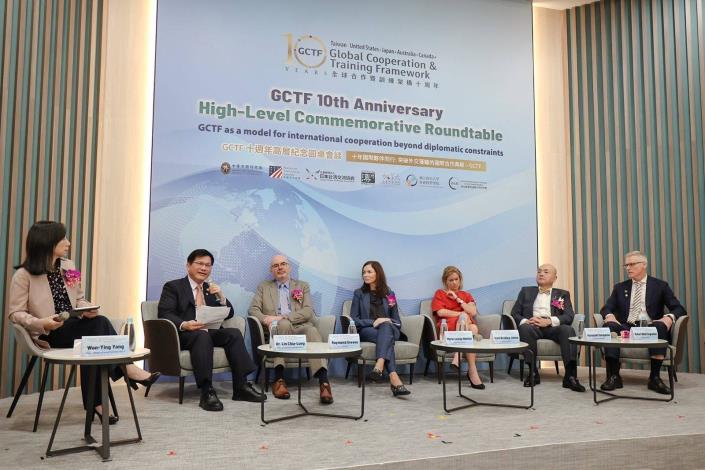 圖說四：外交部長林佳龍與「全球合作暨訓練架構」（GCTF）正式夥伴及觀察員代表進行圓桌會談。