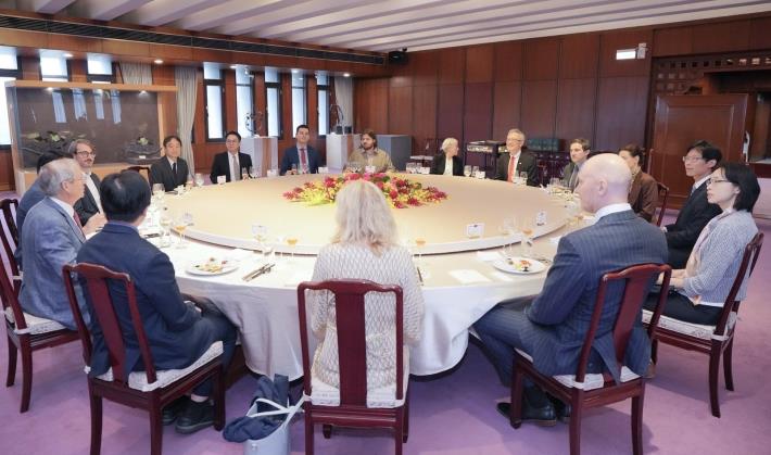 圖說二：外交部政務次長吳志中款宴「諾曼基金會贊助之歐洲兩岸專家學者團」。