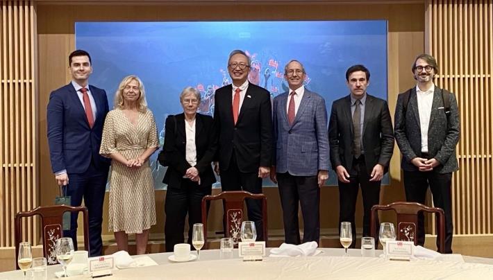 圖說三： 外交部政務次長吳志中與「諾曼基金會贊助之歐洲兩岸專家學者團」合影。