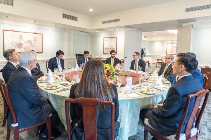 圖說二：外交部政務次長陳明祺午宴歡迎秘魯利馬商會會長德拉托雷（Roberto De La Tore）訪團。